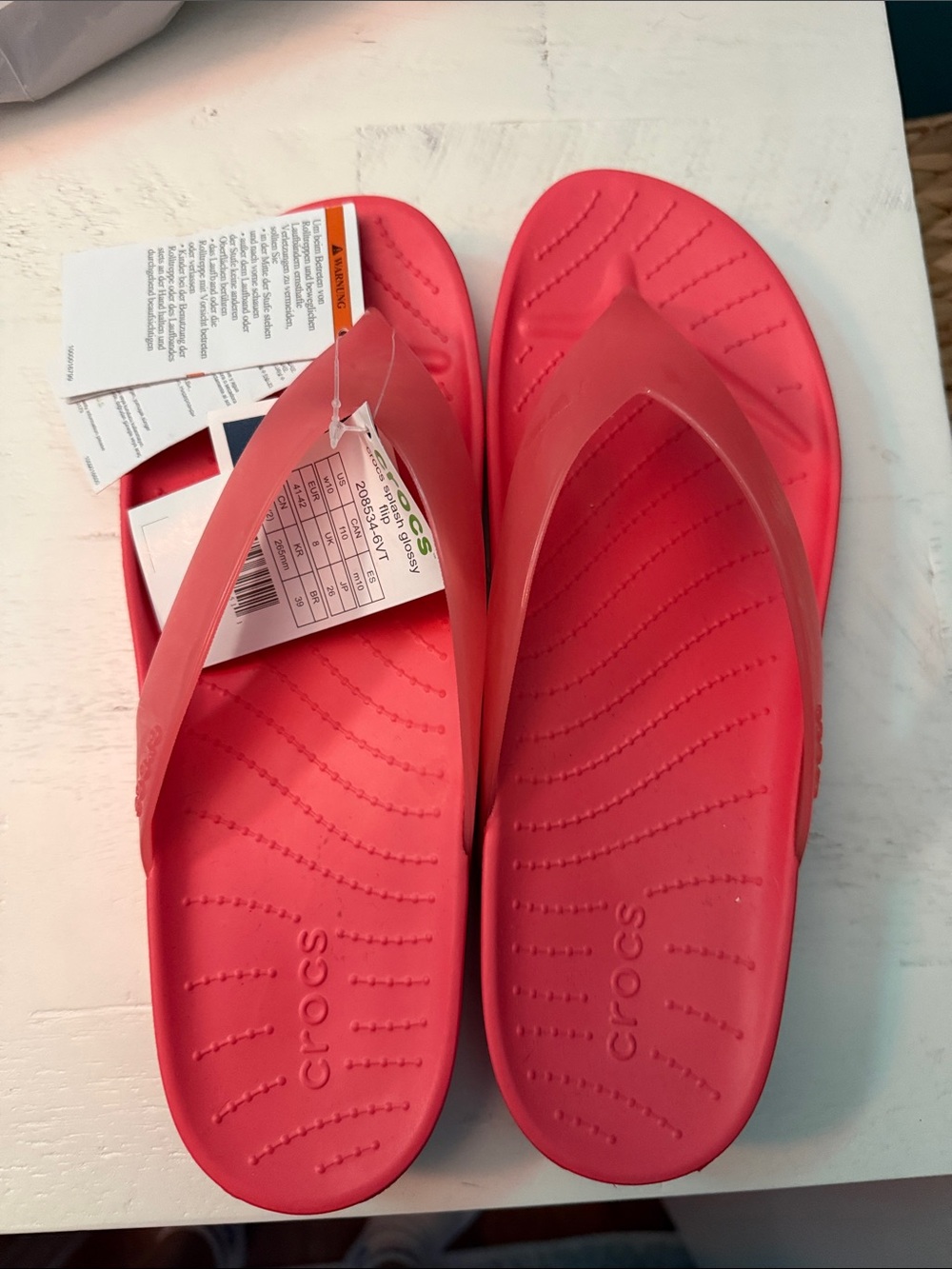 New with tags CROCS women’s ' Coral/Red Flip Flop Sandals